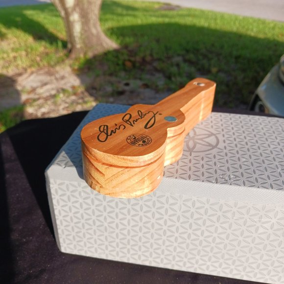 ELVIS PRESLEY PEN AND WOODEN PEN BOX HOLDER - Picture 10 of 11